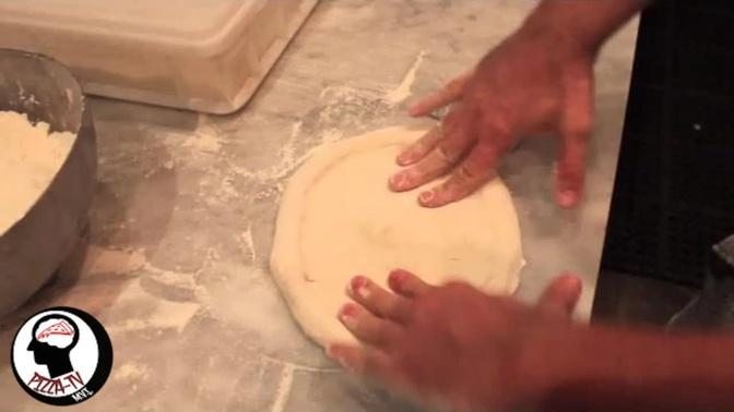 HOW TO STRETCH A PIZZA NEAPOLITAN STYLE