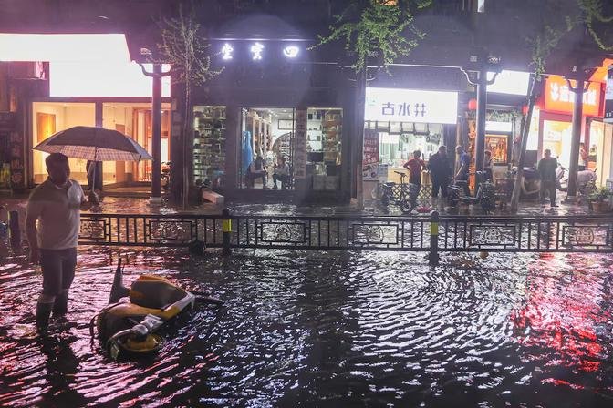 Typhoon-like winds hit South China during major storm, leaving 7 dead