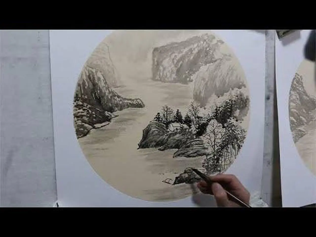 一幅山水国画即将完成，加上一叶扁舟，你觉得漂亮吗？