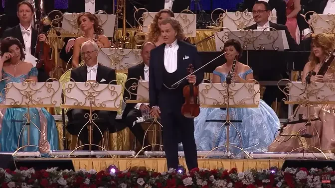 Shocking: Bull attacks woman at concert! — (André Rieu - España Cani)