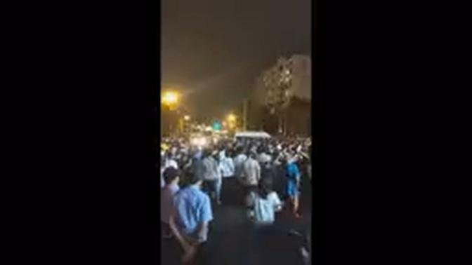 6月3日，湖北武漢市東湖高新區光谷第十五小學數千家長抗議分流，要求就近入學，當局調動警力進行鎮壓，有業主被抓走。