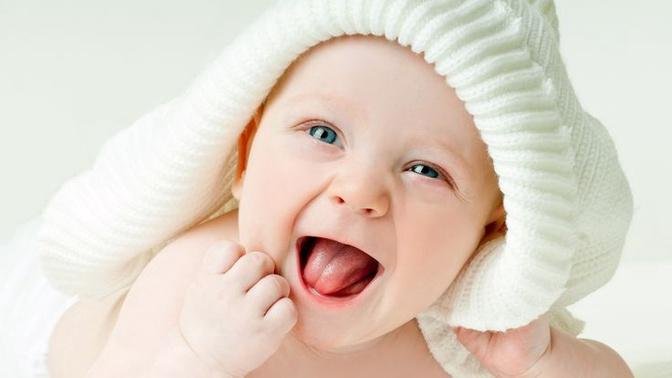 Bức ảnh về em bé dễ thương sẽ khiến bạn đắm say và phấn khích. Gương mặt tinh nghịch, nụ cười trong trẻo và ánh mắt đầy tinh nghịch của bé sẽ không thể không làm bạn hạnh phúc và yêu thích ngay từ cái nhìn đầu tiên.