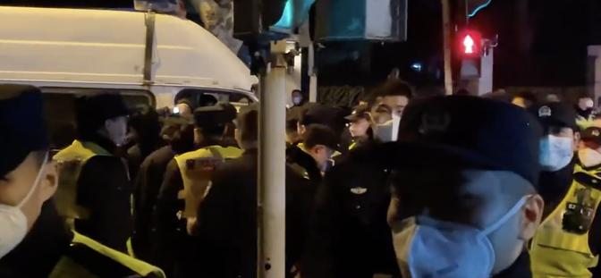 上海乌鲁木齐路，警察抓人，抗议人群高喊：放人！