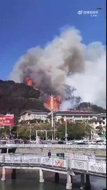 貴州山火凶猛 居民眼睜睜看著山上房屋被吞噬