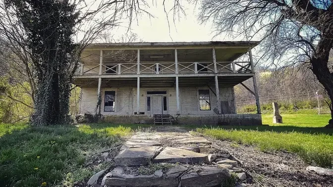 Packed 171 year old Derelict House in South Carolina w/ Weird Room