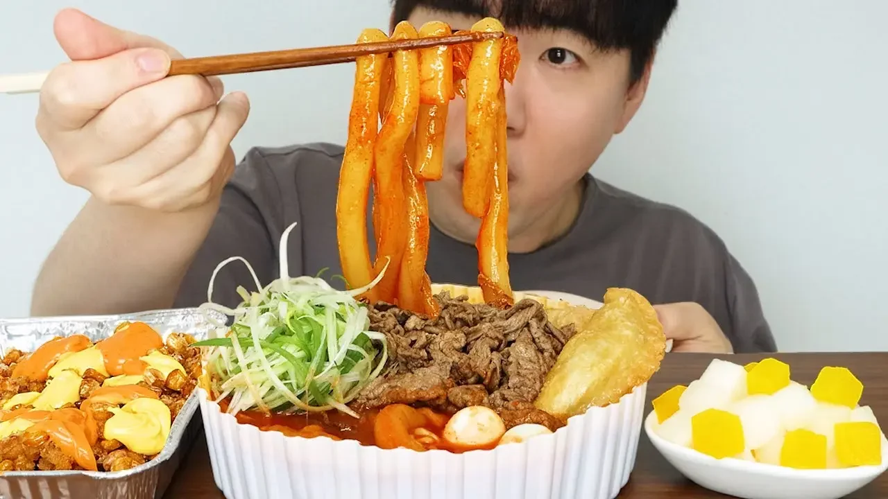 차돌떡볶이에 신상 옥수수튀김 먹으며 젤리 먹고 싶어하는 직장인