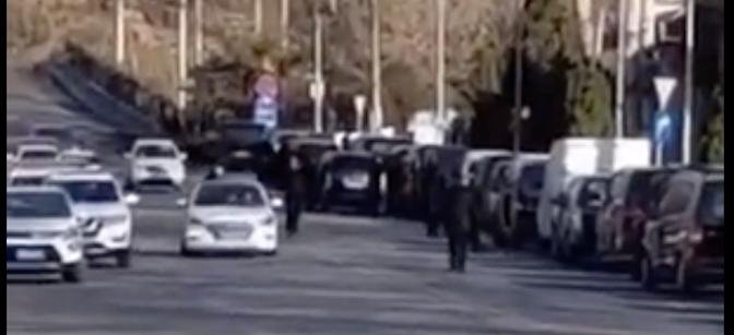 北京八寶山殯儀館 排隊寄放骨灰的車子排到長安街