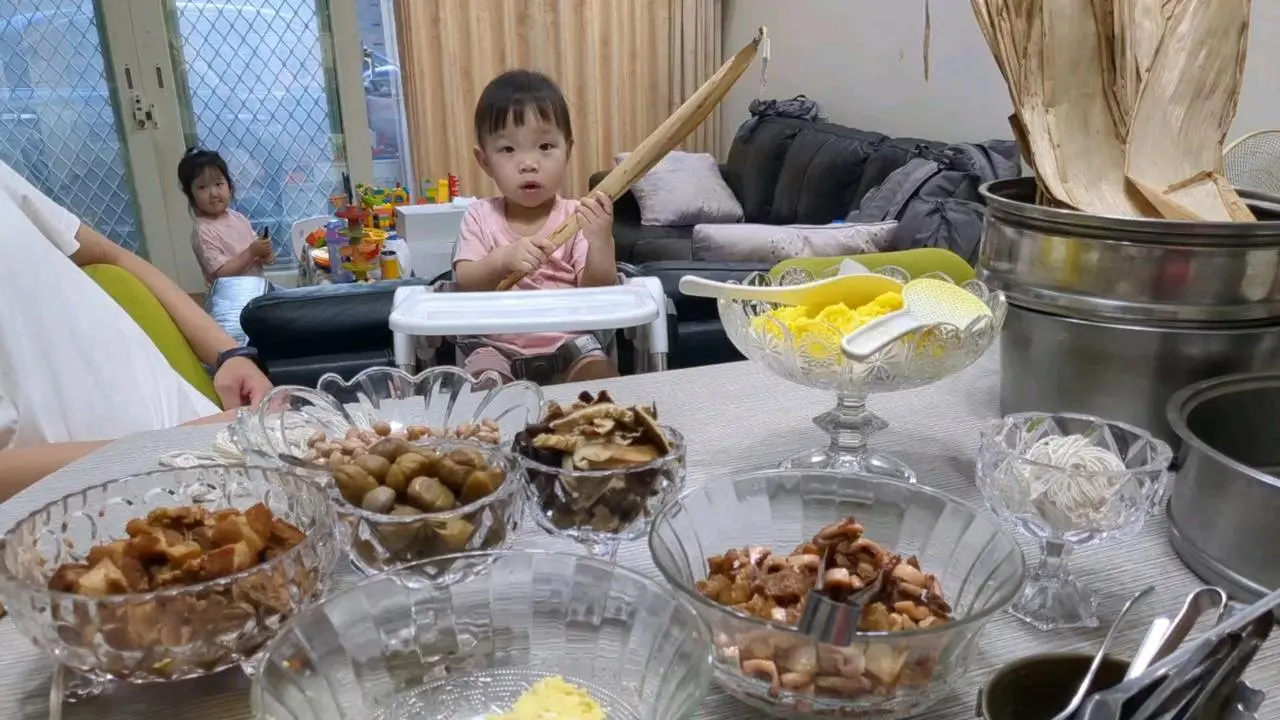 端午佳節包粽子