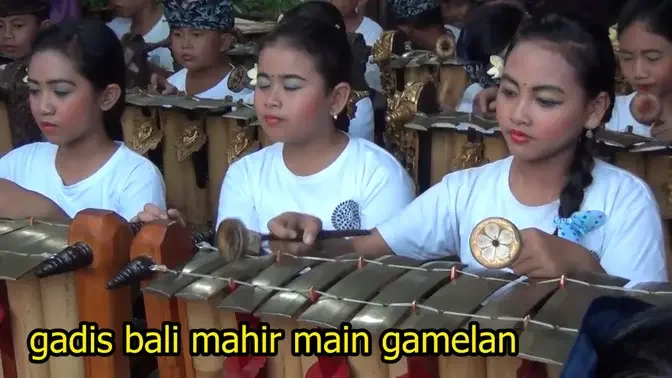 gadis bali mahir main gamelan