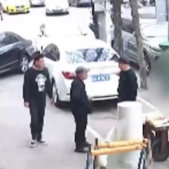 2024年4月24日，遼寧瀋陽一男子街頭持刀傷人。 網友爆料，砍了很多人。
