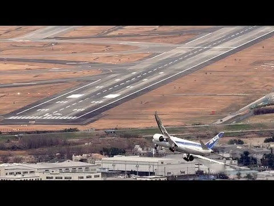 Professional Skills of this 787 pilot landing in Osaka with the most difficult approach