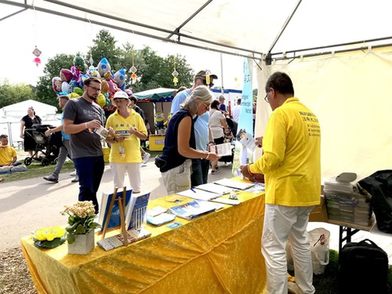 Hanau, Germania: De Ziua Cetățeanului, oamenii predestinați învață despre Falun Dafa