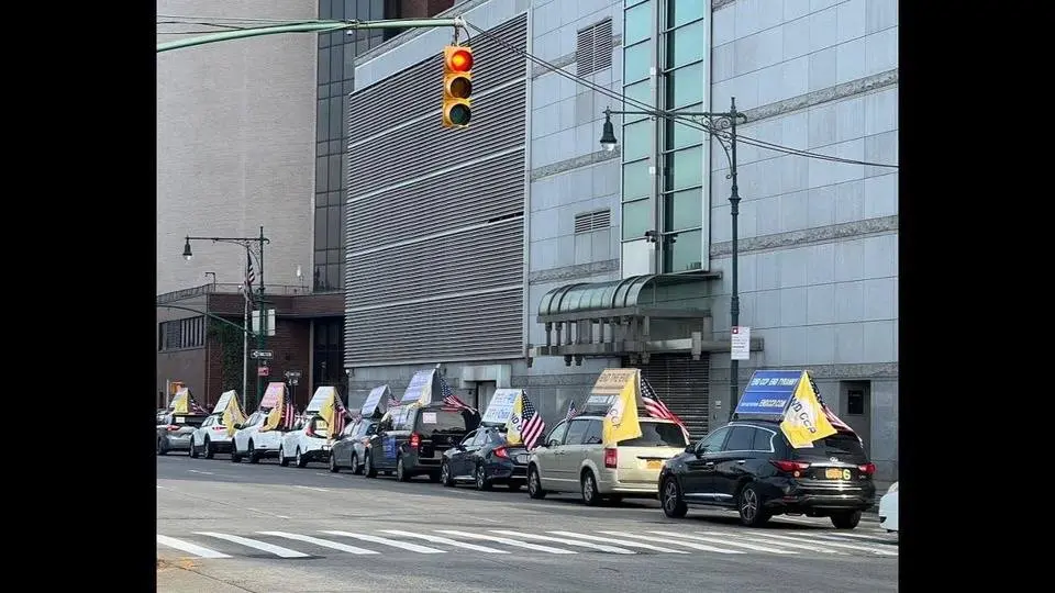 12月10日為世界人權日，紐約「打倒中共惡魔」（End CCP）車隊在12月9日環紐約中領館車遊，打出「停止迫害法輪功」標語，無聲控訴中共迫害人權，要求停止迫害法輪功，並籲世人一同拒絕中共、解體中共。