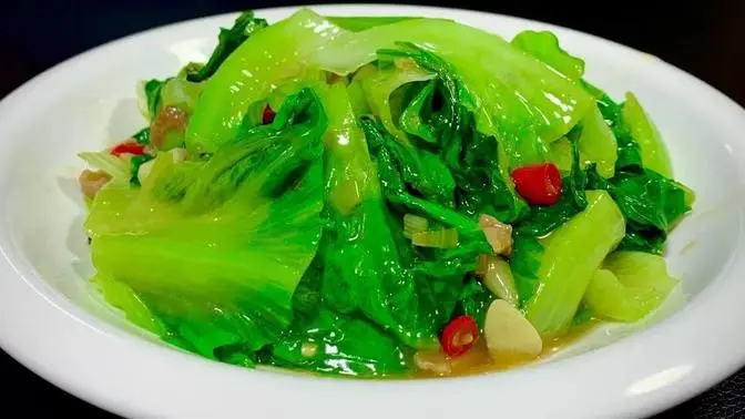 炒生菜时，切记不要焯水或者直接炒，学会一招，颜色翠绿不发黄 【阿朝哥美食 】#生菜 #炒生菜 #菜