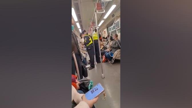 中共當局恐嚇民間大規模抗爭，警察公然在地鐵上查民眾手機