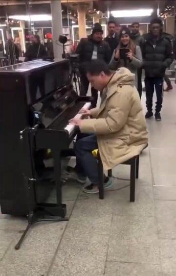 華人小夥支持英國鋼琴家 在車站演奏「願榮光歸香港」