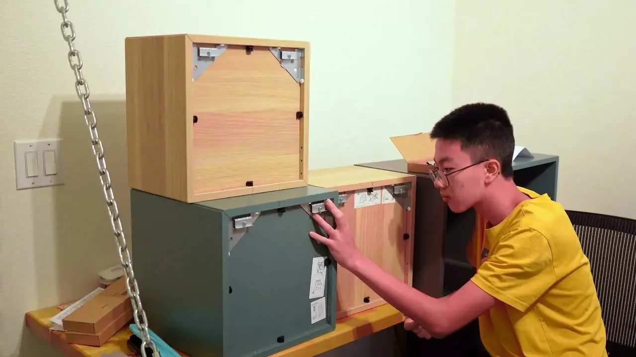 DIY 兒子學習桌，上了三遍木頭油漆。牆壁安裝 IKEA 壁櫃，絕對獨一無二電腦桌【房子翻新維護分享】