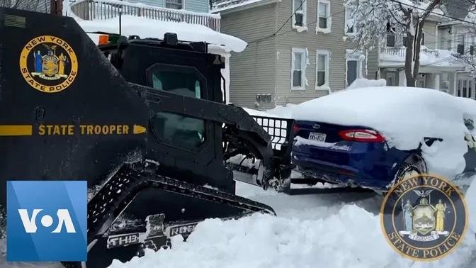 Police Remove Vehicles Stuck During Major Blizzard | VOA News