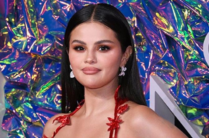 Selena Gomez Exudes Effortless Glamour In Her Latest Music Video For “love On” Where She Rocks 4076