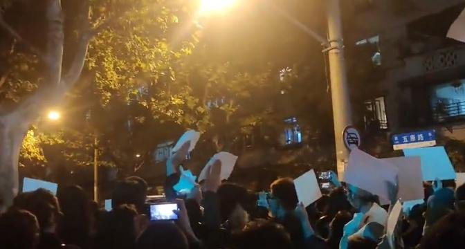 憤怒的人民已不再恐懼！上海女學生帶頭喊出：罷免獨裁者習近平。
