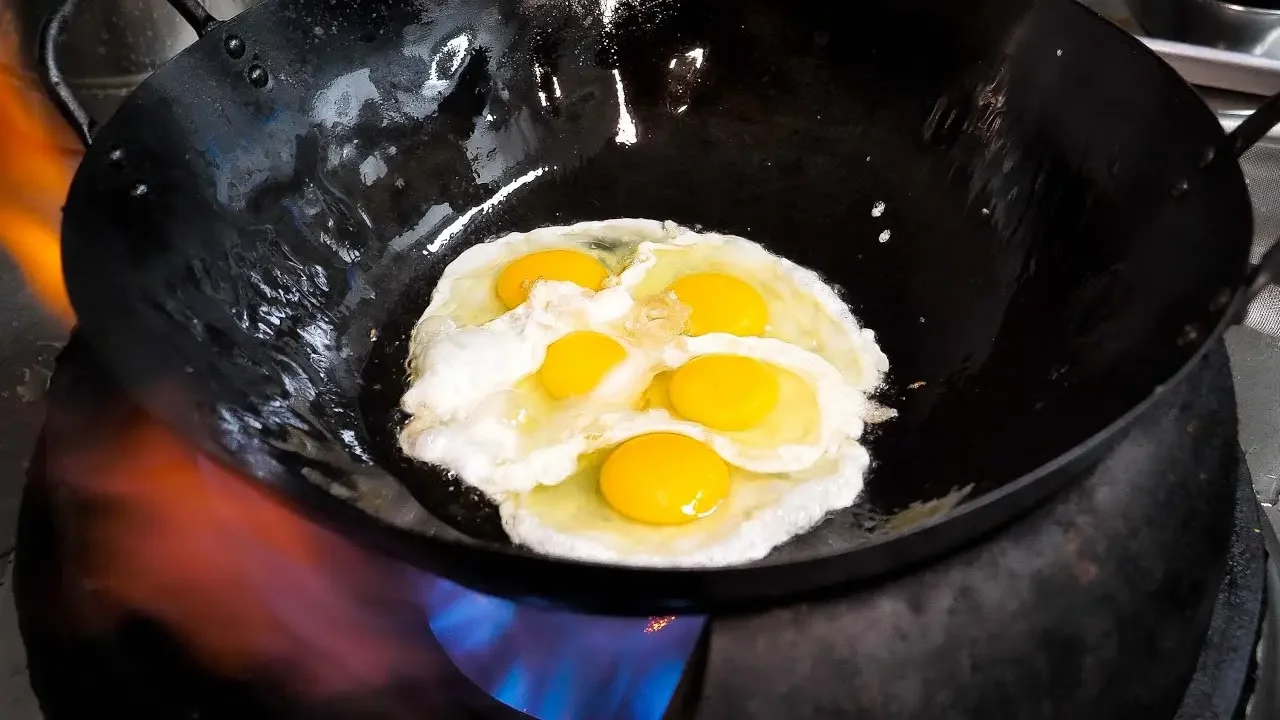 반숙 계란후라이 새우 중화볶음밥 shrimp egg fried rice - korean street food